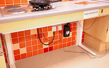 Height-adjustable hob